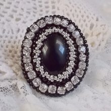 Stone Noire Ring, bestickt mit einem Edelstein, einem schwarzen Onyx, Kristallen und Rocailles